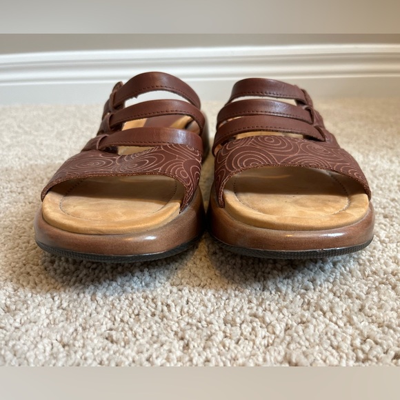 Dansko ‘Lacey’ Tooled Leather Embossed Swirl Slide Cognac Sandals EU 40 - Picture 4 of 10